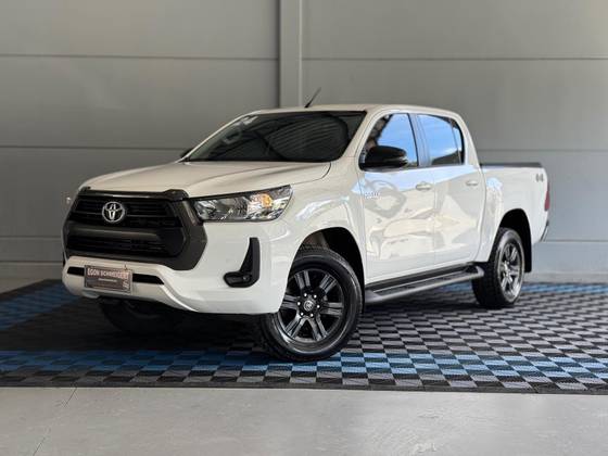 TOYOTA HILUX 2.8 D-4D TURBO DIESEL CD SR 4X4 AUTOMÁTICO TOYOTA HILUX 2.8 D-4D TURBO DIESEL CD SR 4X4 AUTOMÁTICO